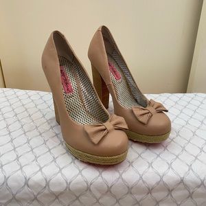 Betsey Johnson nude bow heels size - 7